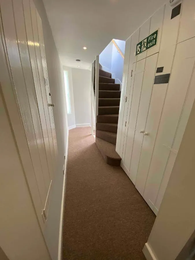 Bath Roof Terrace Apartment, City Centre, Sleeps Up To 8 Apartment